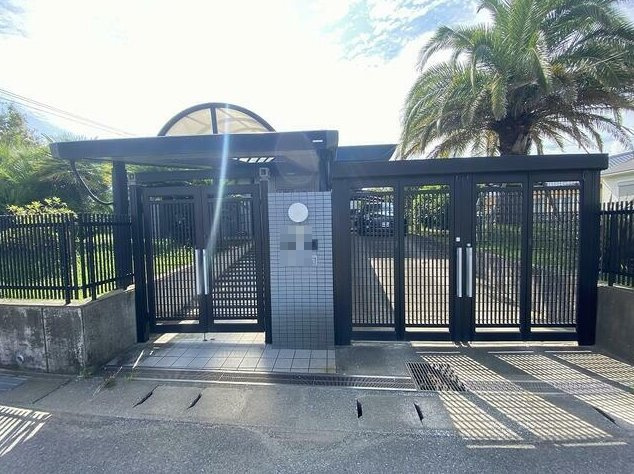 茂原市大芝　中古戸建の前面道路含む現地写真|平成15年9月築 ３LDKRC造平屋建 ゲストルーム・洋室約18帖 お庭にヤシの木 電動シャッター