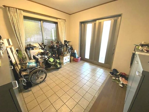 茂原市大芝　中古戸建の玄関|平成15年9月築 ３LDKRC造平屋建 ゲストルーム・洋室約18帖 お庭にヤシの木 電動シャッター