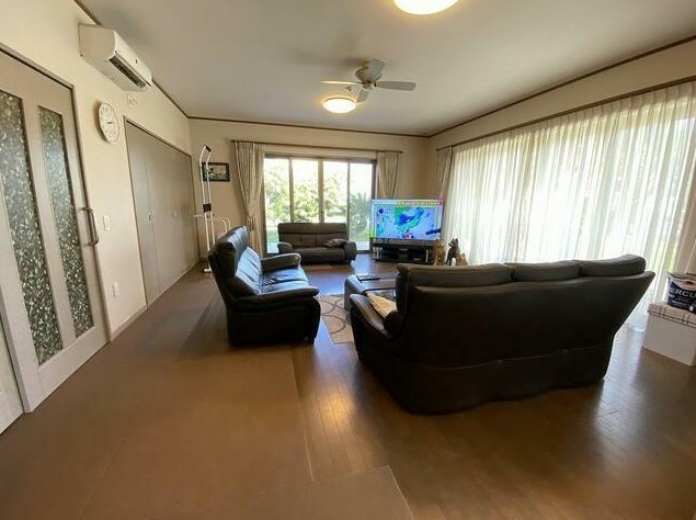 茂原市大芝　中古戸建の居間・リビング|平成15年9月築 ３LDKRC造平屋建 ゲストルーム・洋室約18帖 お庭にヤシの木 電動シャッター