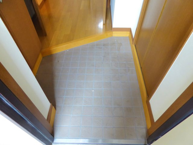 クリスタルコート築山の玄関