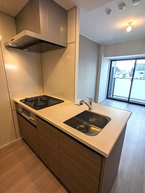 ボアビスタ上野御徒町のキッチン|グリル付ガス3口システムキッチン、カウンターキッチン、お手入れ楽で瀟洒なガラストップコンロです