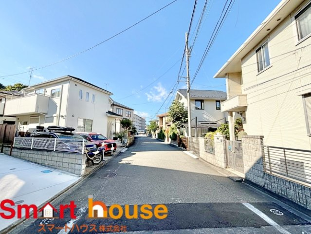 相模原市中央区東淵野辺　最終1棟！の前面道路含む現地写真|お住まいの前面道路が広いと駐車が楽になり、陽当たりも遮られないので明るく居心地の良いお家になります♪
