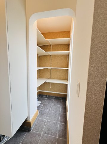 片瀬山の邸宅♪の玄関|広々としたシューズインクローク