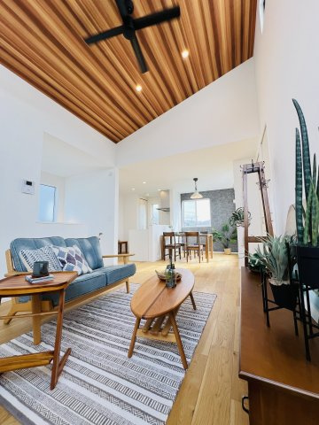 片瀬山の邸宅♪のその他|開放感ある勾配天井にシーリングファンのアクセント