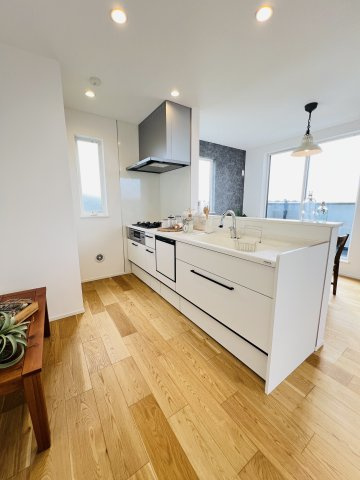 片瀬山の邸宅♪のキッチン|食洗機＆タッチレス水栓搭載のシステムキッチン
背後にはパントリーも完備