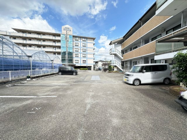 プロムナード万々の駐車場