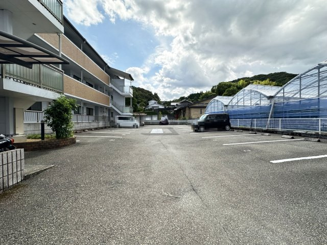 プロムナード万々の駐車場