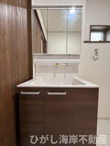 平塚市平塚３丁目　新築戸建　全15棟の独立洗面台|三面鏡化粧台
