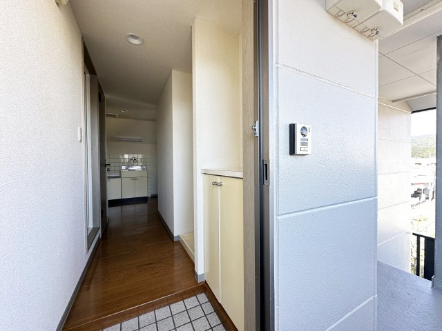 八反町ウィングの玄関