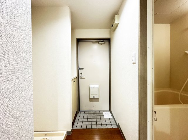 八反町ウィングの玄関