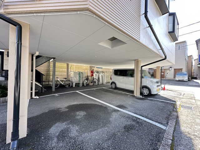 八反町ウィングの駐車場