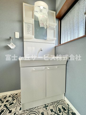 【独立洗面台】 | 藤枝市立花2丁目 中古戸建て | 朝の身支度に便利な独立洗面台です