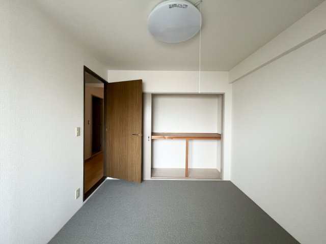 アーネスト能茶山の洋室