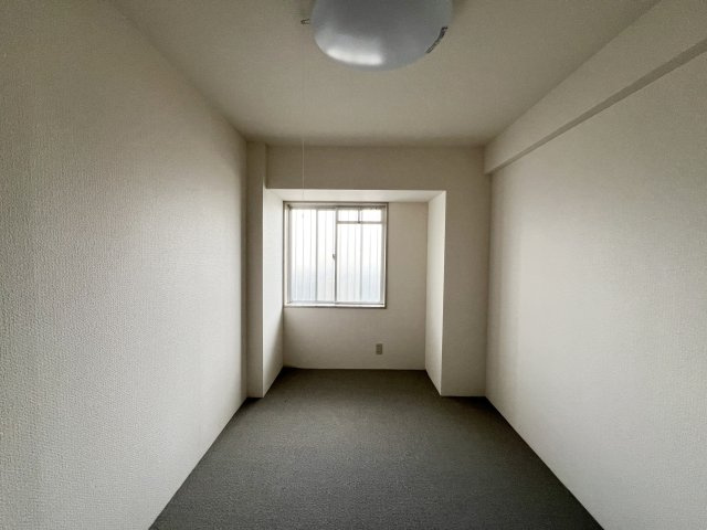 アーネスト能茶山の洋室