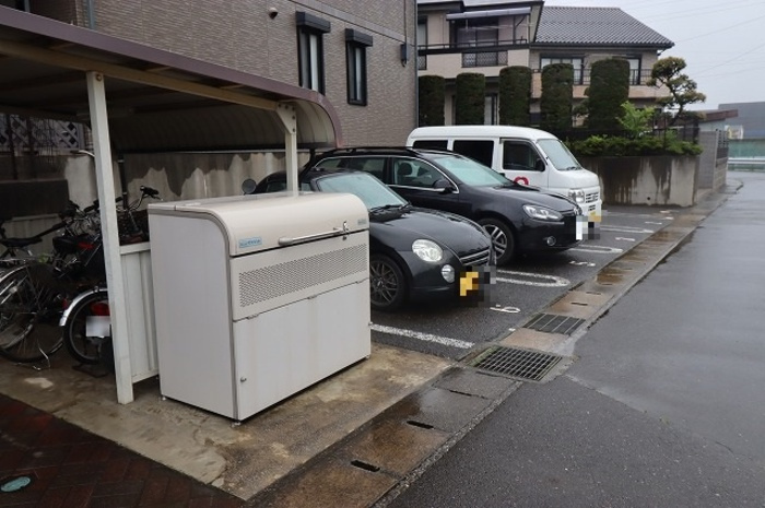 イーストヒルズ雅Ⅲの駐車場