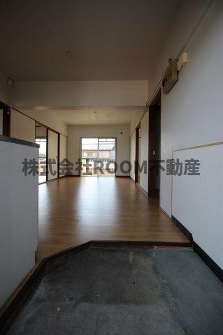 若葉苑のエントランス|建物の内部です