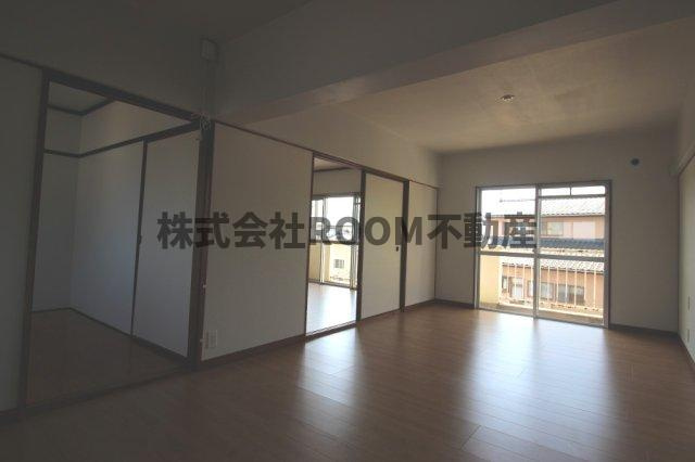 若葉苑の居間・リビング|こちらの居間で趣味の時間をお楽しみください