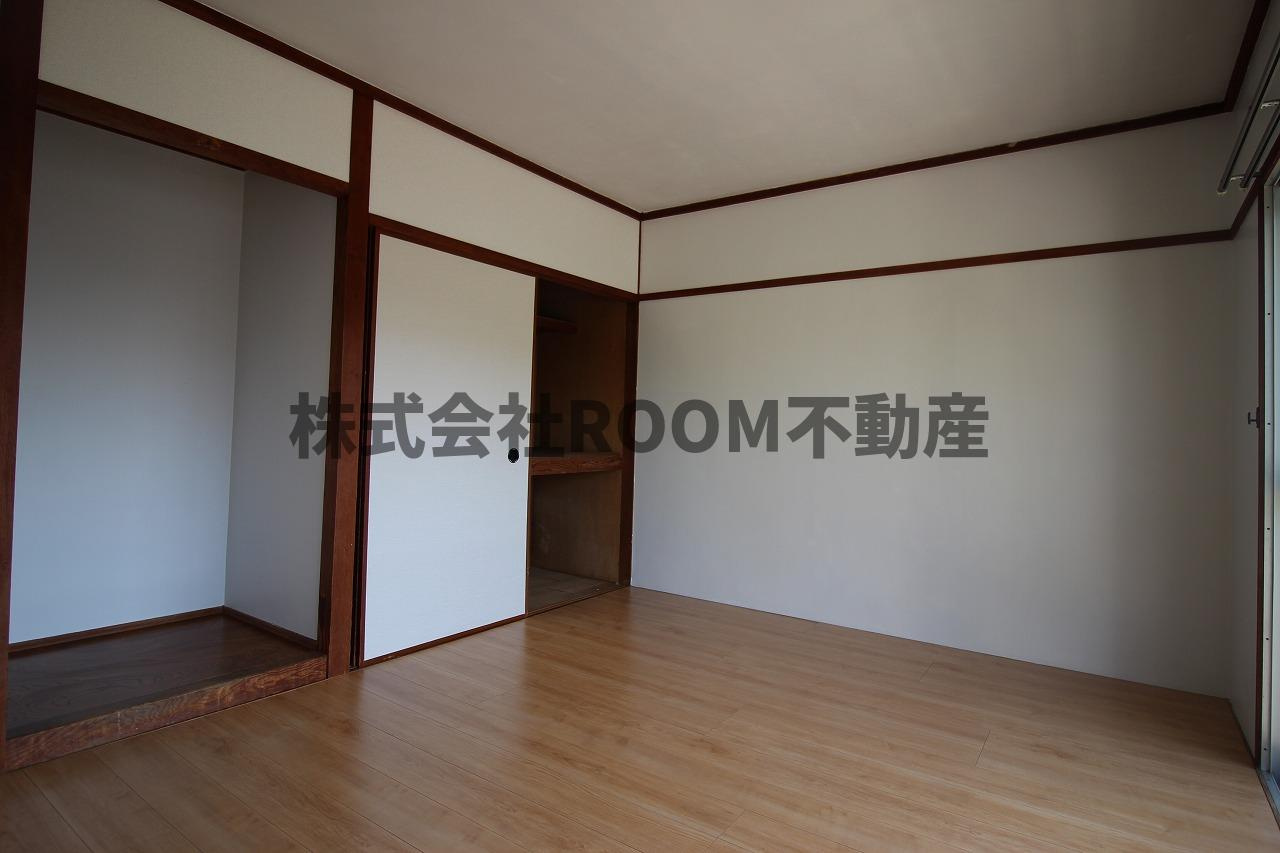 若葉苑の子供部屋|落ち着いた色調の寝室です