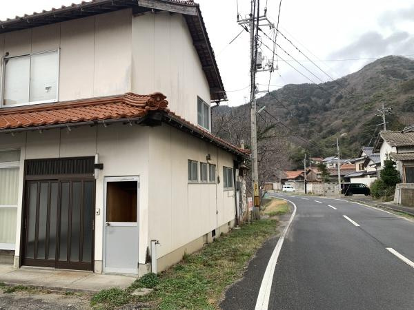 出雲市小津町中古売戸建の前面道路含む現地写真