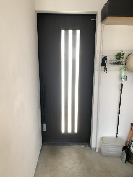 併川中古戸建の玄関