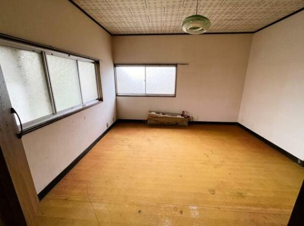 出雲市小山町　平屋中古住宅の洋室|収納付きの8帖洋室です。