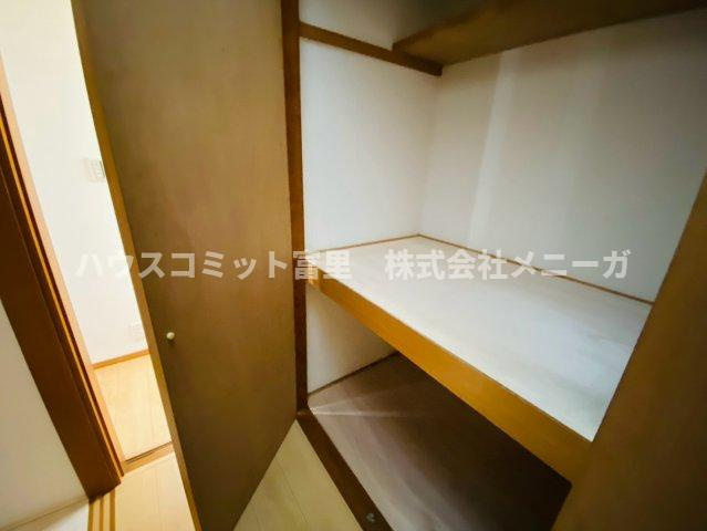 八街市希望ヶ丘　中古戸建の収納|1F廊下収納②