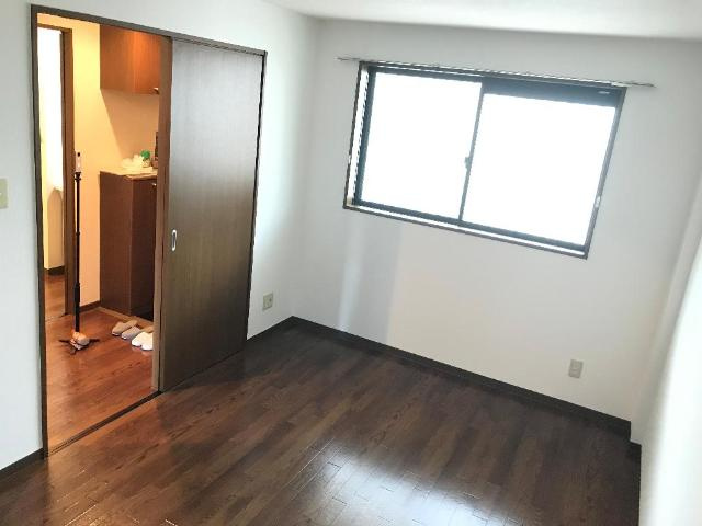 エスペランス　光の内装|玄関横の６帖洋室　クロス張替え