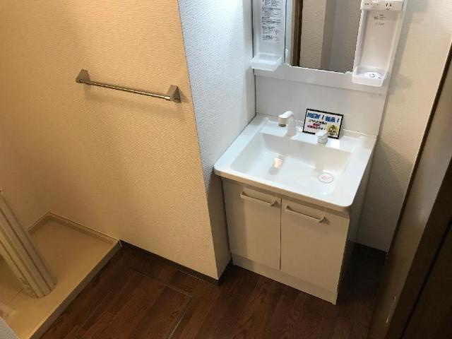 エスペランス　光の洗面所|カゴなども置ける洗面所