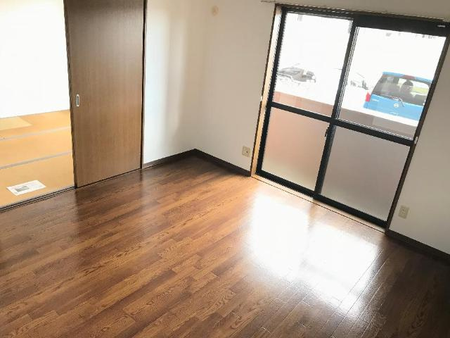 エスペランス　光の居間・リビング|13帖のリビング　クロス全張替え