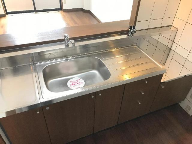 エスペランス　光のキッチン|幅が広く作業スペースが広いキッチン