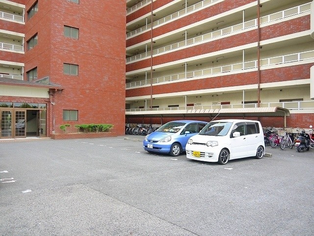 CENTURY・アスカⅢの駐車場|駐車スペースもあります