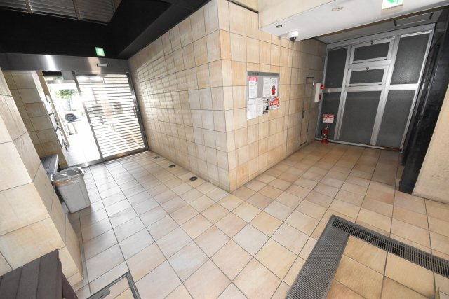 ワイズコート難波ウエストのエントランス