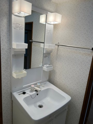 【洗面所】 | パストラル追浜 | 洗面用品の収納に便利なトレー付きの洗面化粧台