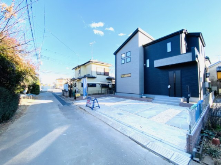 富里市七栄7期　1号棟の前面道路含む現地写真