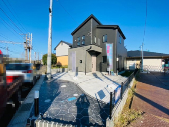 酒々井町上岩橋３期　新築戸建て　１号棟の前面道路含む現地写真