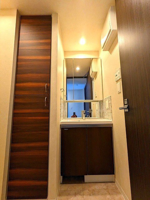 GRAND CONCIERGE浅草橋の洗面所|トイレと別の独立洗面室です。洗面台の下にヘルスメーターストックスペースあります。