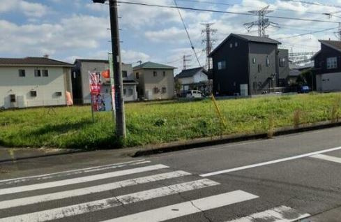 【土地】鶴ヶ島市新町建築条件無し売地の前面道路含む現地写真