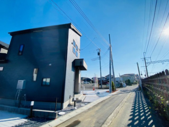 酒々井町上岩橋３期　３号棟　新築戸建て　全６棟の前面道路含む現地写真