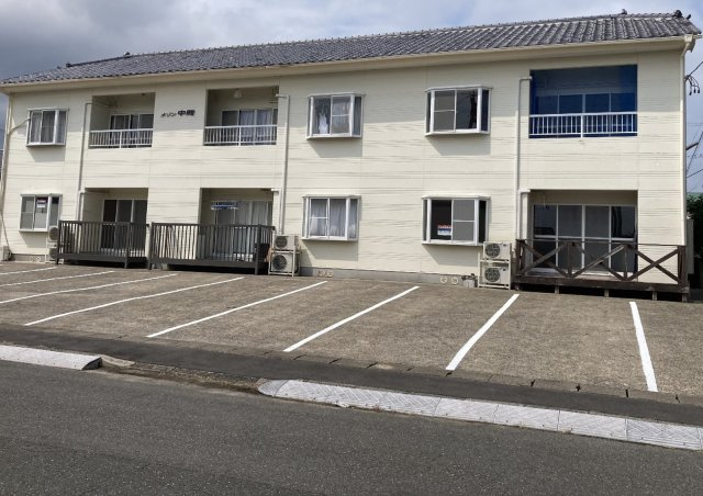 メゾン中岡の駐車場