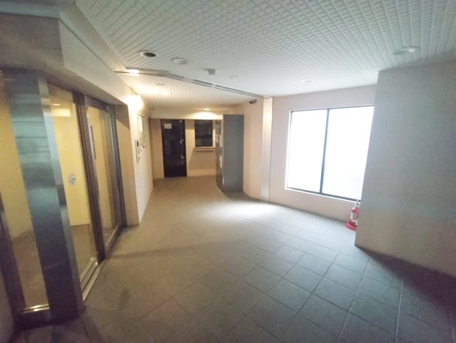 ワイズユウラク西所沢のエントランス