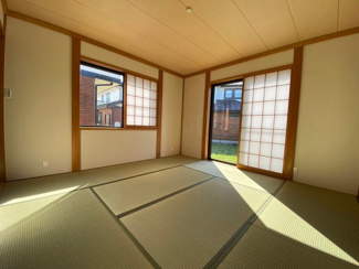 【和室】 | 【Re-Style】かまとり住宅　おゆみ野6丁目 | 和室でお茶をたてるのも心が安らぎますね！
障子から差し込む日差しは、お子様のお昼寝などに役立ちそうです。
落ち着ける空間があるのは、家庭にとっては良い事ではないでしょうか。