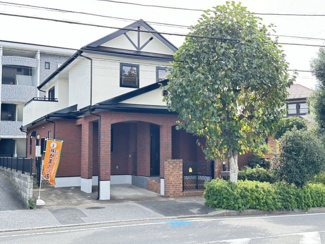 【外観】 | 【Re-Style】かまとり住宅　おゆみ野6丁目 | 『リスタイルのリフォーム済み物件』
邸宅感のある外観と広い庭。駐車場2台　1台は屋根付き。
緑も多く自然とマッチした一戸建てとなっております！