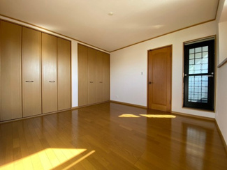 【洋室】 | 【Re-Style】かまとり住宅　おゆみ野6丁目 | 2階洋室も綺麗になっております。
家族で部屋を決まるのが楽しみな室内となっております！