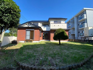 【庭】 | 【Re-Style】かまとり住宅　おゆみ野6丁目 | 『リスタイルのリフォーム済み物件』
邸宅感のある外観と広い庭。駐車場2台　1台は屋根付き。
緑も多く自然とマッチした一戸建てとなっております！