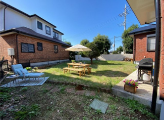 【庭】 | 【Re-Style】かまとり住宅　おゆみ野6丁目 | ガーデニングやバーベキューなど多彩な使用を想像させる庭。
夏のお子様のプールやワンちゃんのドックランとしても良さそうです！
なにかワクワクさせてくれる庭ですね！※イメージです。実際に家具はつきません。