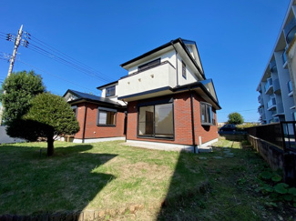 【庭】 | 【Re-Style】かまとり住宅　おゆみ野6丁目 | 『リスタイルのリフォーム済み物件』
邸宅感のある外観と広い庭。駐車場2台　1台は屋根付き。
緑も多く自然とマッチした一戸建てとなっております！