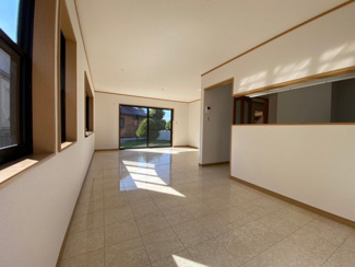 【居間・リビング】 | 【Re-Style】かまとり住宅　おゆみ野6丁目 | 室内は窓も多く明るい雰囲気が漂います。
床はタイル長で光沢があり、陽を浴びて明るさを際立たせてくれます。
掃き出し窓も多いく、綺麗な庭と一体感を増しています！！