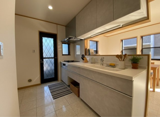 【キッチン】 | 【Re-Style】かまとり住宅　おゆみ野6丁目 | キッチンは、天板シンクともに人工大理石になっております。
床のタイルとキンキンの人口大理石が凄くマッチしていませんか。※家具等はCGです。実際にはつきません。
