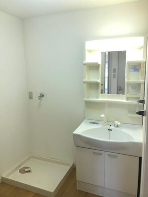 【洗面所】 | ラ・ティーダ | シャワー洗面台　洗濯機置場