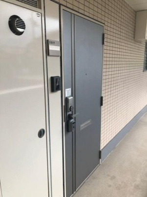 【玄関】 | ラ・ティーダ | 玄関外　モニターホン